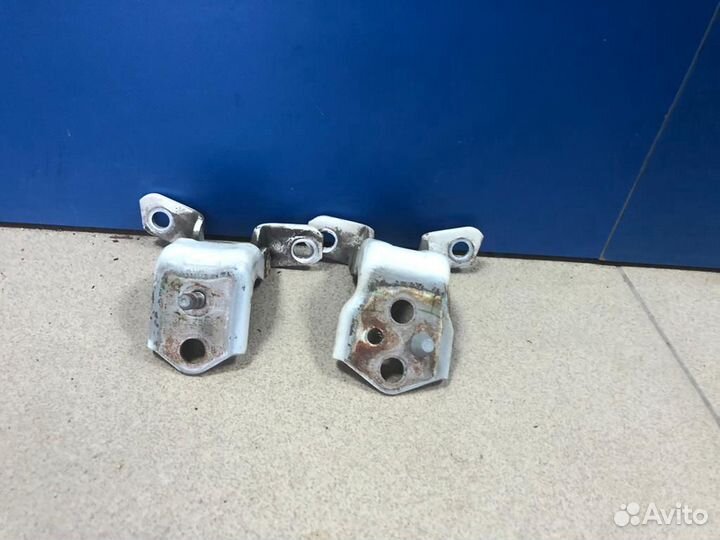 Петли на дверь задние правый на Mazda 6 до 2012