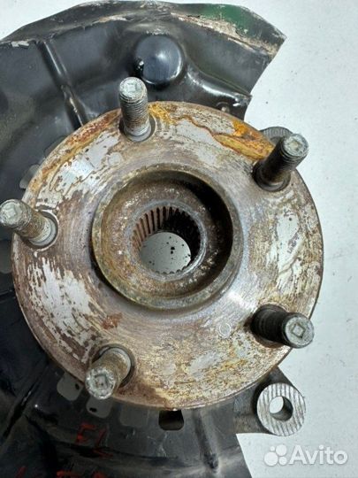 Цапфа со ступицей передняя левая Toyota Camry