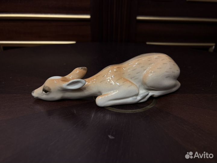 Фарфоровая статуэтка. Лежащая лань. лфз
