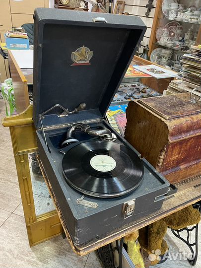 Патефон и 17 пластинок