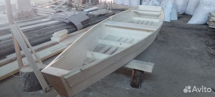 Лодка деревянная
