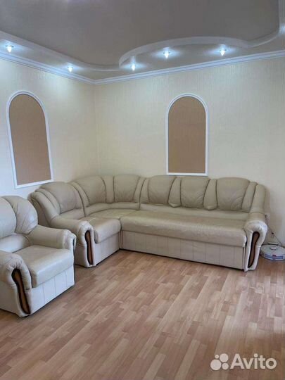 Кожаный диван