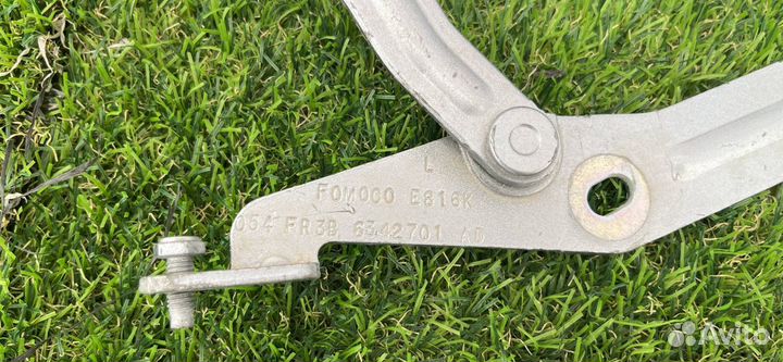 Петля крышки багажника левая Ford Mustang