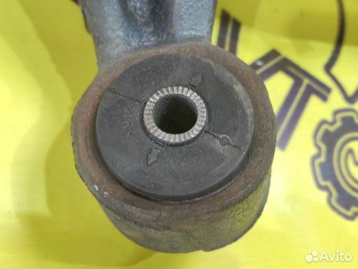 Цапфа (поворотный кулак) задняя левая Toyota