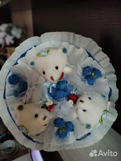 Мишка и букет из игрушек