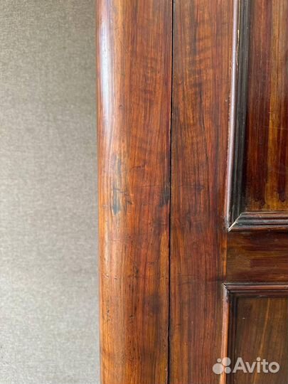 Антикварный шкаф