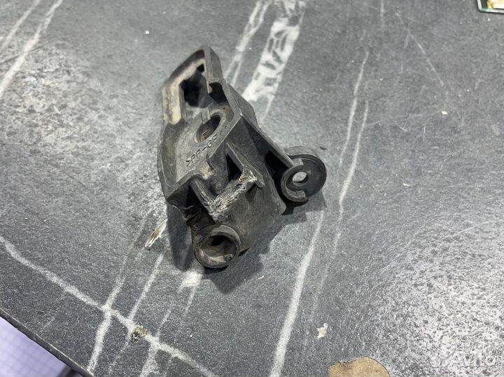 Крепление левой фары Lexus LX570 (2012-2015)