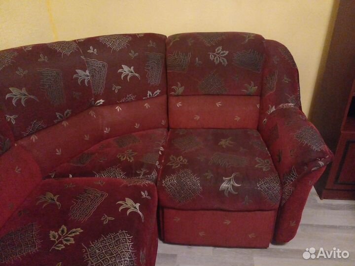 Продам угловой диван с креслом