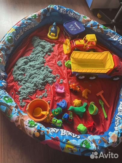 Космический песок и игрушки