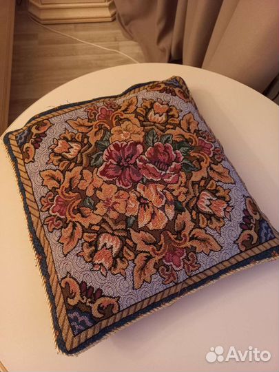 Подушка в гобеленовой наволочке