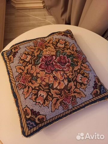 Подушка в гобеленовой наволочке