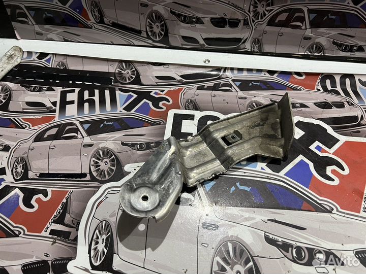 Кронштейн правого переднего подкрылка Bmw e60 e61