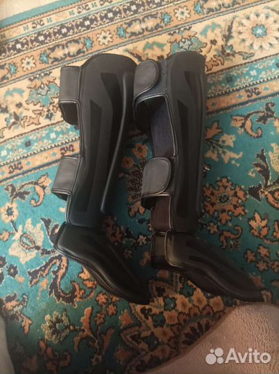 Щитки на ноги. новые