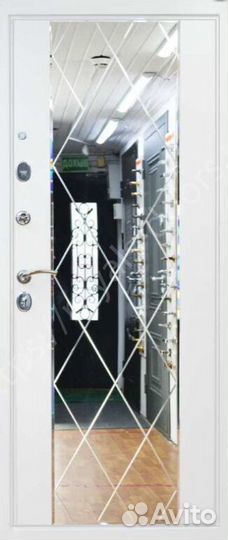 Металлическая дверь с зеркалом в квартиру