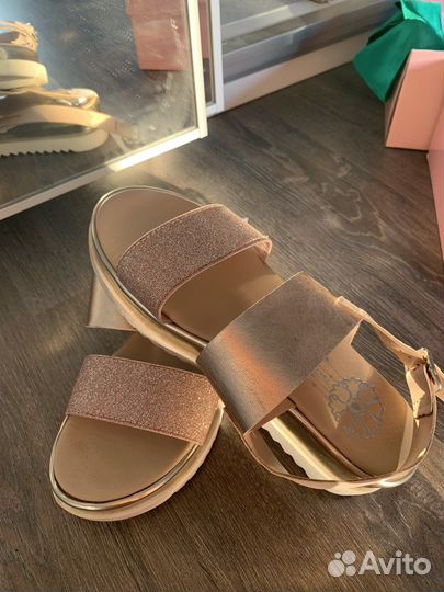 Сандалии новые