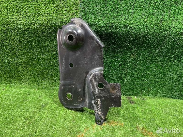 Крепление балки подвески переднее правое Renault