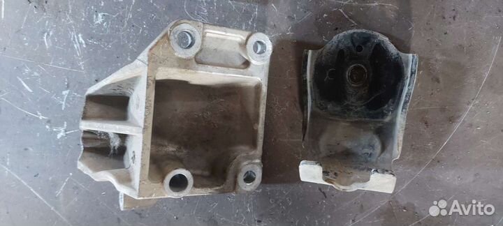 Кронштейн двигателя на Nissan Skyline v35