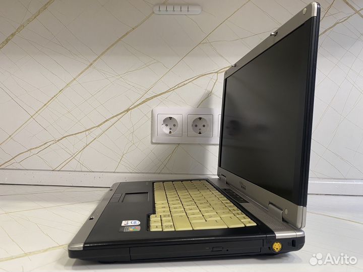 Ноутбук Fujitsu Siemens amilo pro v3405