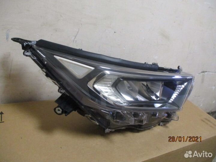 Фара правая Toyota RAV4