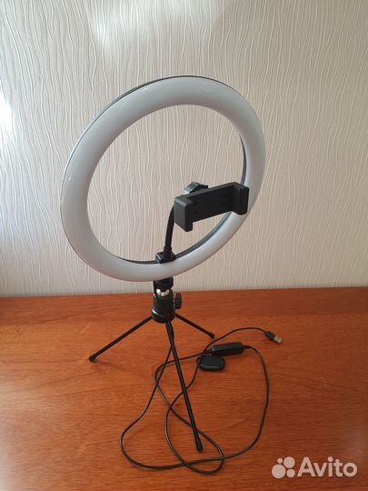 Кольцевая лампа на штативе