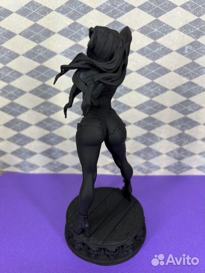 Фигурка девушки
