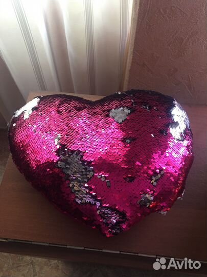 Подушка с блестящей чешуей