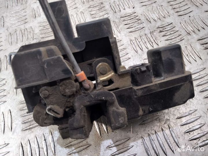 Замок задний правый Jeep Liberty Cherokee kj