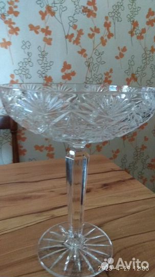 Хрустальная ваза на высокой ножке