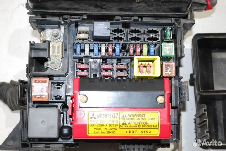 Блок предохранителей подкапотный Mitsubishi Galant