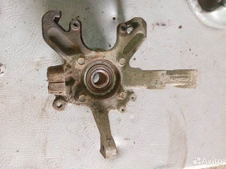 Кулак поворотный передний правый Dodge Caravan