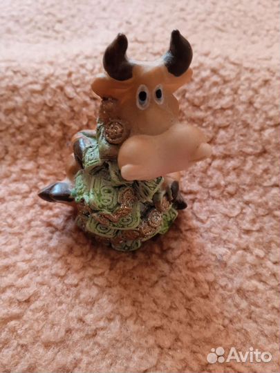 Фигурка быка с деньгами