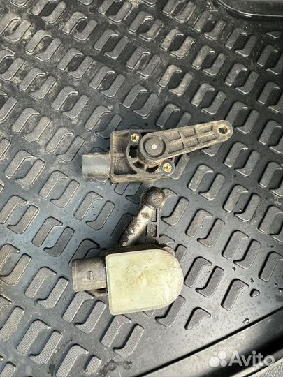 Датчик положения кузова пассат б 6