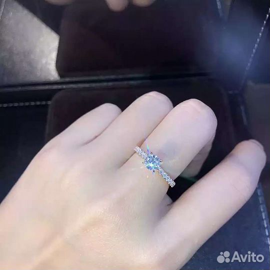 Кольцо с бриллиантом простое