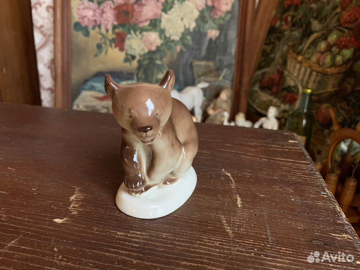 Статуэтка лфз «Медвежонок присевший»