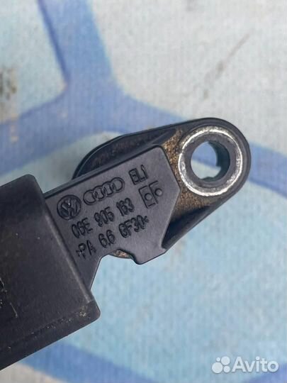 Датчик положения распредвала 06E905163