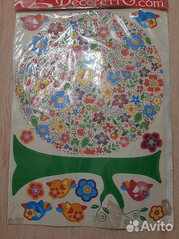 Наклейка на стену