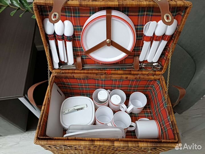 Чемодан для пикника с посудой на 6 персон