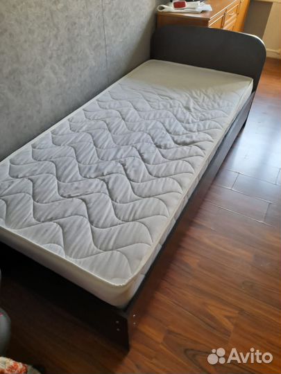 Кровать односпальная с матрасом