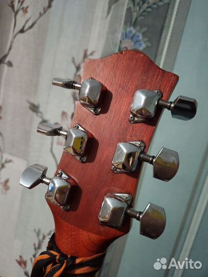 Акустическая гитара