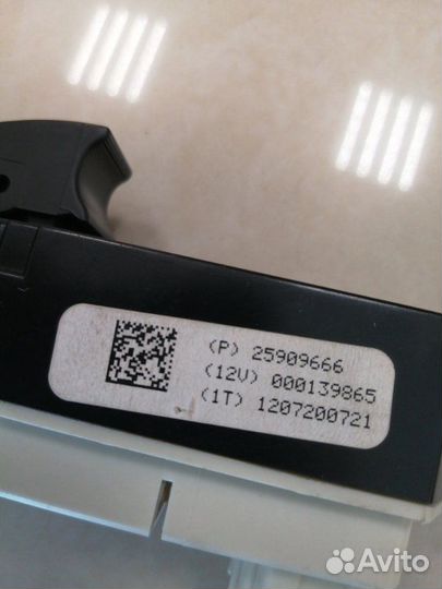 Кнопка стеклоподъемника Chevrolet Tahoe GMT900 LY5