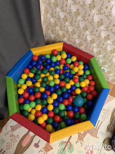 Сухой бассейн с шариками