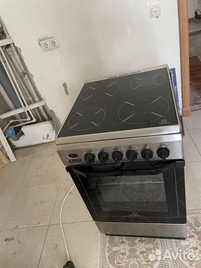 Электроплита Indesit MVI5V05(X) /RU с духовкой бу
