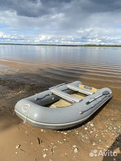 Лодка с мотором ветерок8м