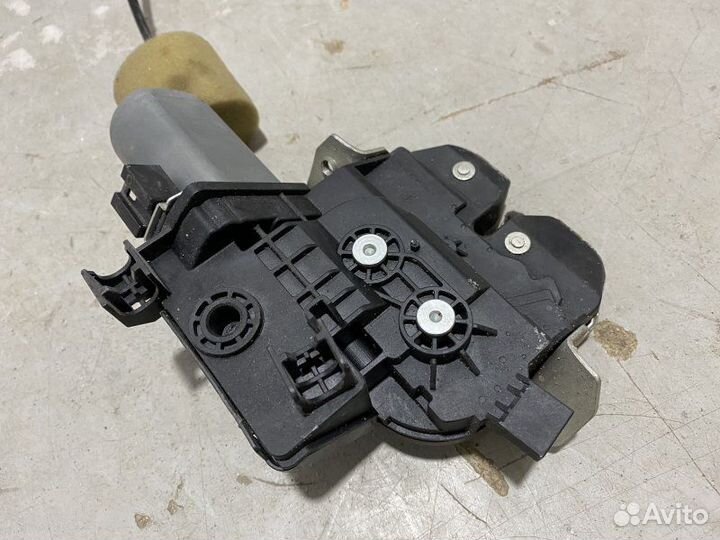 Замок багажника Mercedes-Benz S-Class W221