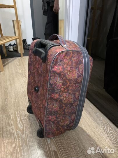 Чемодан на колесах