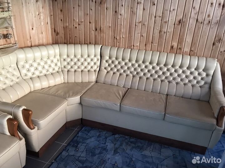 Угловой кожаный диван
