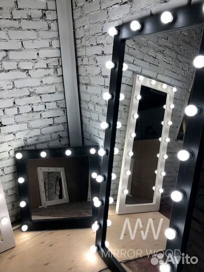 Гримерное зеркало с лампочками