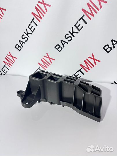 Направляющая заднего бампера левая