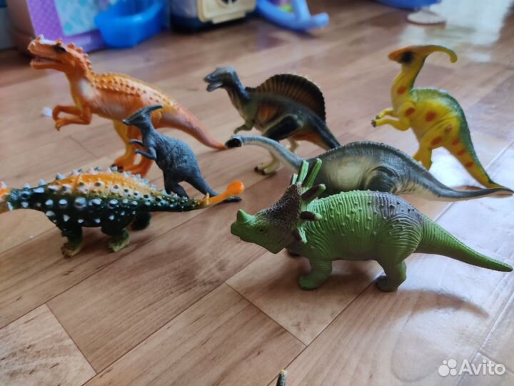 Игрушки: динозавры, змеи, рептилии