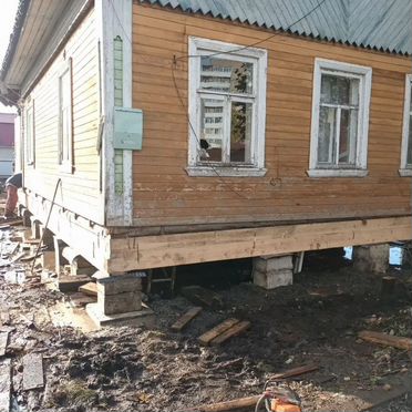 Замена венцов, ремонт полов и лаг, подъём домов